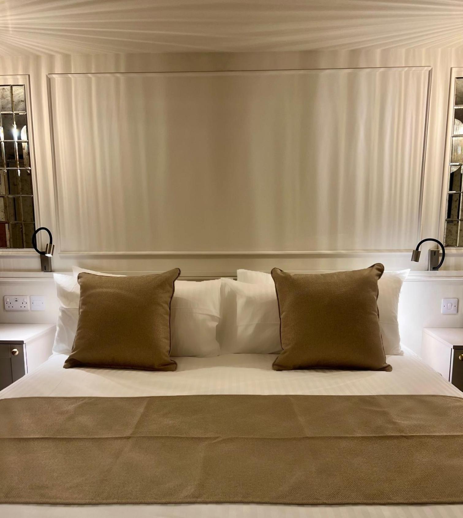 Number 3 Pier Road Suites Уитби Экстерьер фото