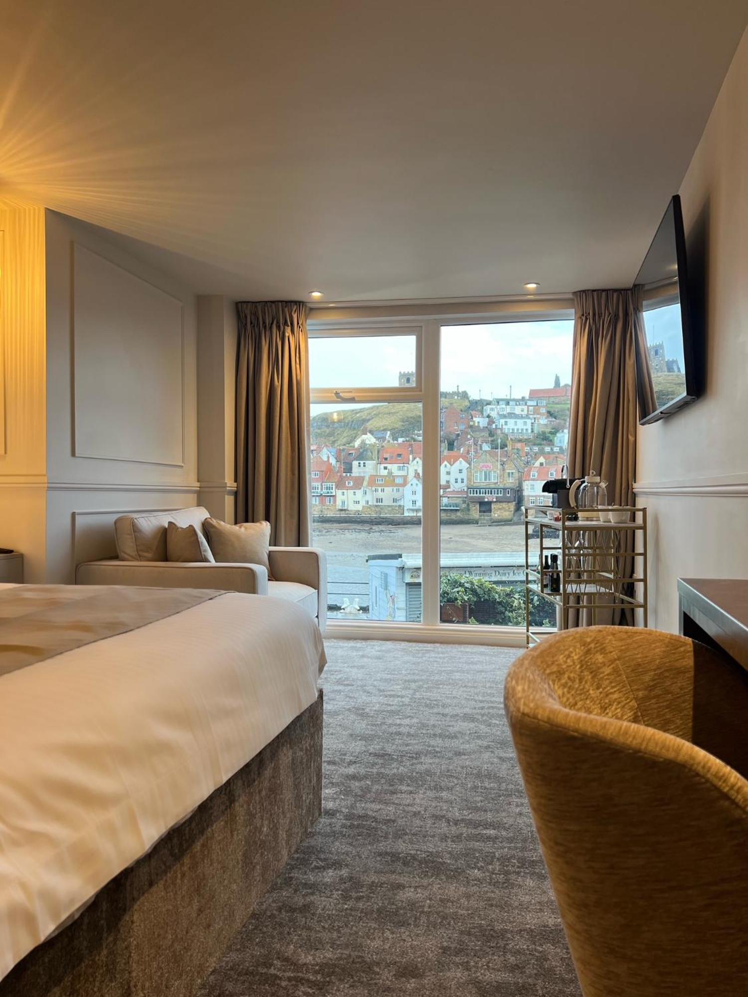 Number 3 Pier Road Suites Уитби Экстерьер фото