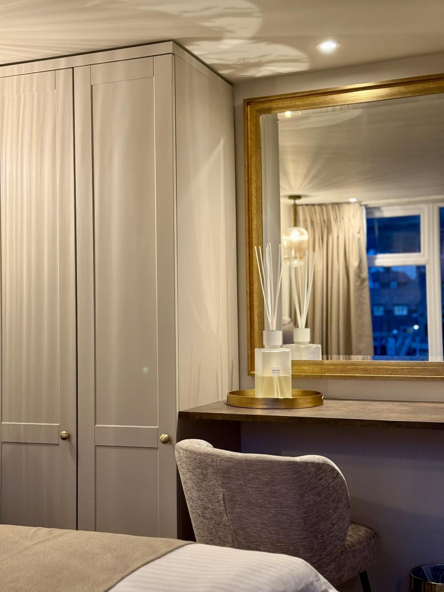 Number 3 Pier Road Suites Уитби Экстерьер фото
